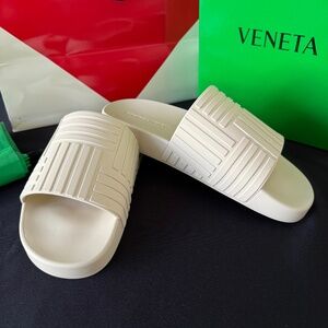 BOTTEGA VENETA 690105 Men's‎ Pool Slide Sandals Sea Salt White Rubber, 39 (US 7)